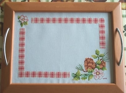 Vassoio con rosa canina